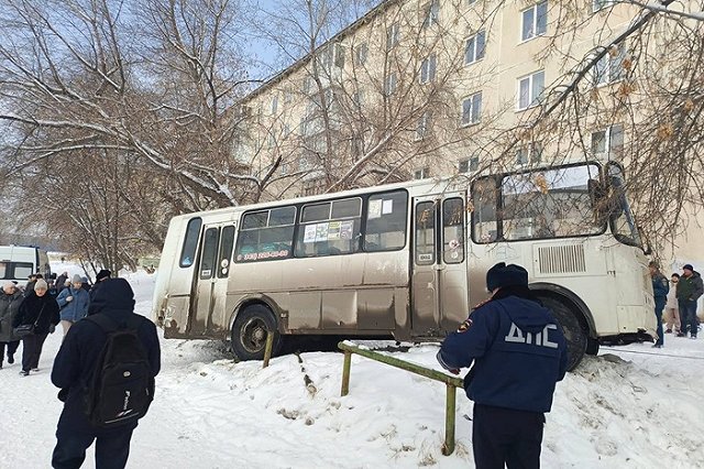 В Каменске-Уральском задержали водителя автобуса, насмерть сбившего пешехода на тротуаре