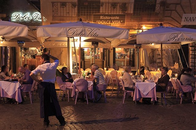 Состоятельные люди живут дольше бедных на 10−15 лет