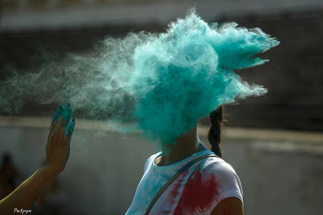 На фестивале Холи в Челябинске подростки забросали красками полицейскую машину