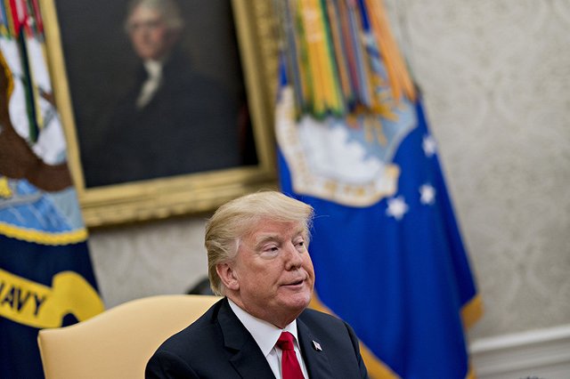 Трамп подарит Макрону обивку стула из Белого дома