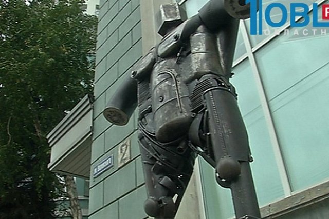 В Челябинске снова потребовали убрать ржавого Венера