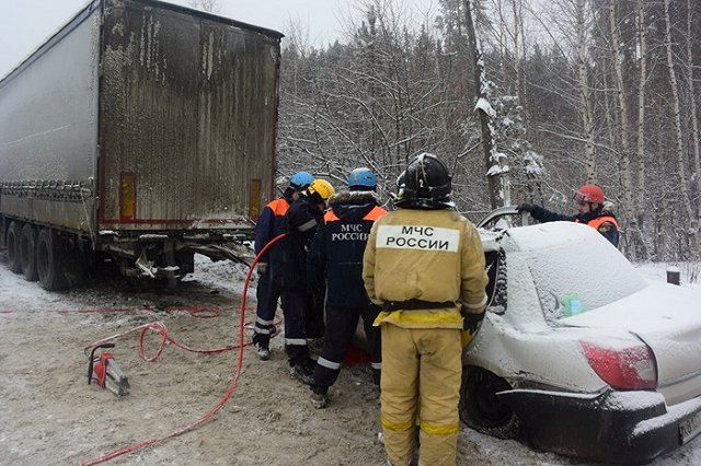 В Екатеринбурге такси попало под фуру