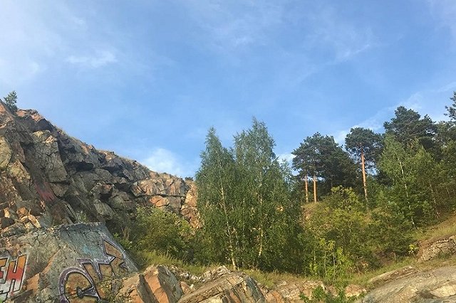 Следователи опубликовали фото скалы, с которой насмерть разбился парапланерист