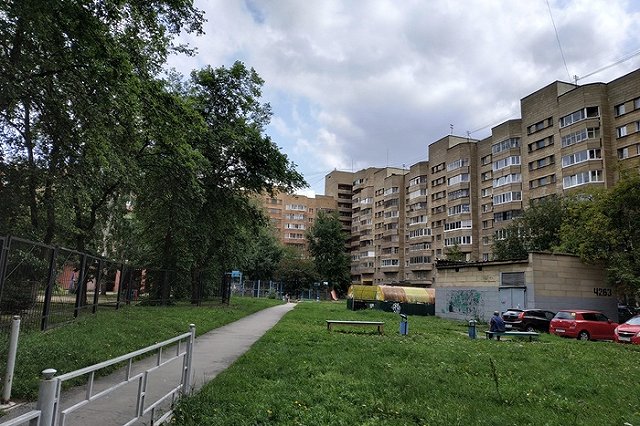 В Тюмени 4-летняя девочка выпала с 14 этажа