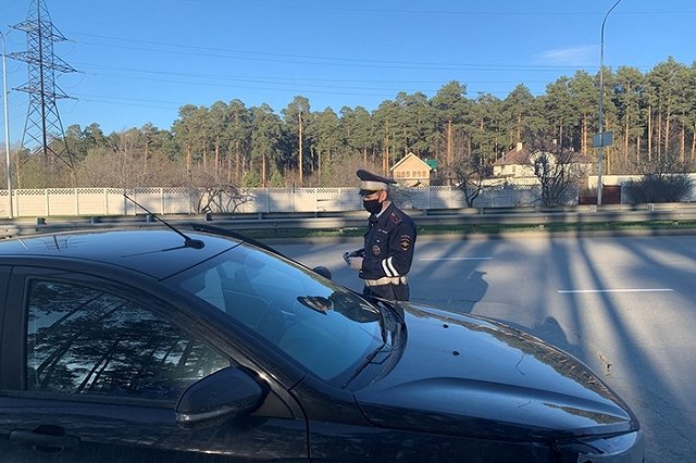 В Екатеринбурге поймали подростков без прав, угнавших чужую машину