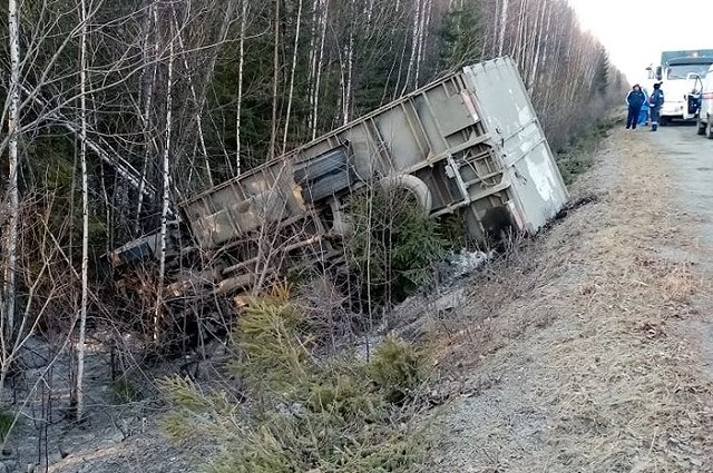 На свердловской трассе мужчина, который вёз свою семью, уснул за рулём