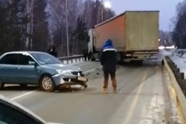 На Полевском тракте машина выехала на встречку и влетела в фуру из-за уснувшего водителя