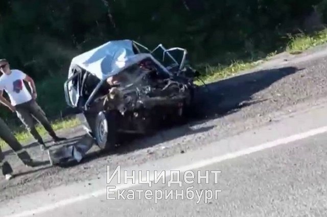 В лобовом ДТП с фурой на ЕКАД погиб водитель