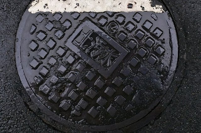 Слепая свердловчанка провалилась в открытый люк