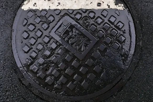 Слепая свердловчанка провалилась в открытый люк