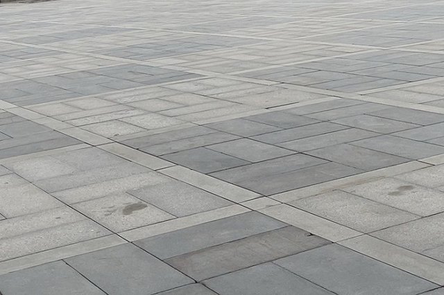 Вице-мэр Бубнов назвал причину испорченной плитки на Плотинке. Она вас удивит