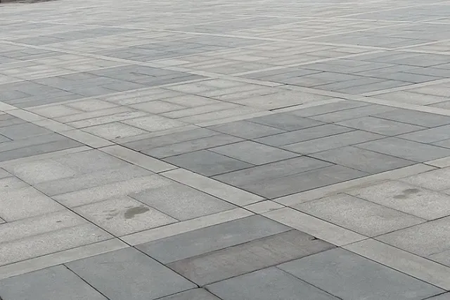 Вице-мэр Бубнов назвал причину испорченной плитки на Плотинке. Она вас удивит