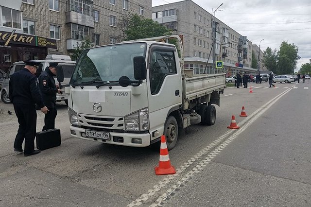 Под Екатеринбургом грузовик сбил маму с 4-летней дочкой на «зебре». Малышка умерла