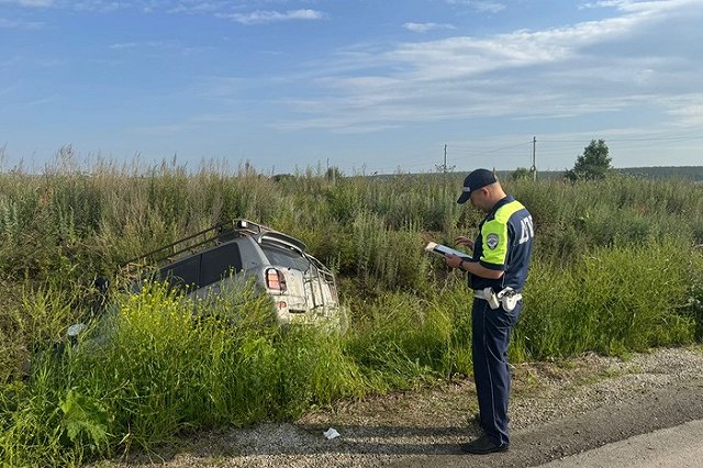 В Свердловской области водитель иномарки съехал в канаву и умер на месте — фото
