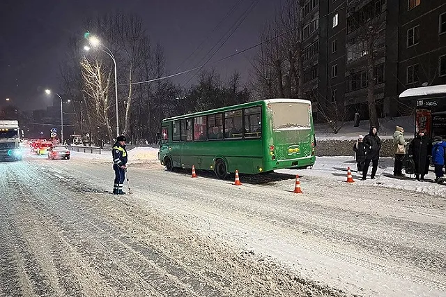 Мальчик соскользнул под колеса подъезжавшего к остановке автобуса в Екатеринбурге
