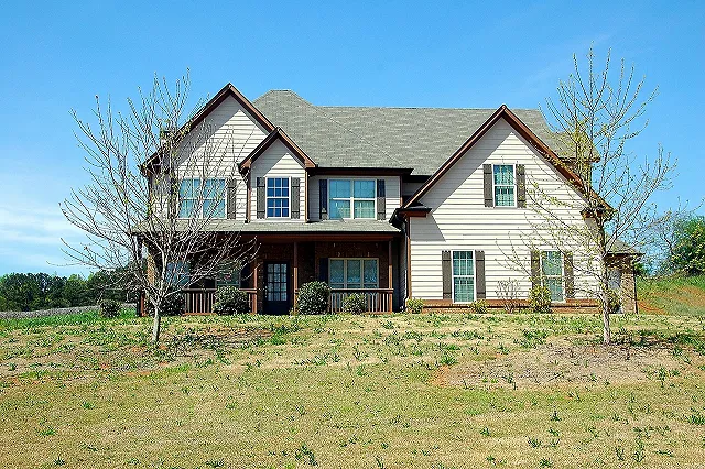 Суд лишил свердловчанку дома и земельного участка за регистрацию там двоих мигрантов