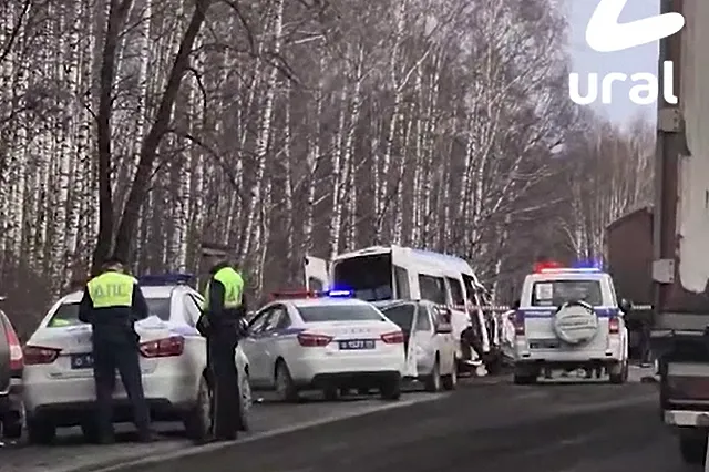Водитель погиб: на уральской трассе микроавтобус с пассажирами влетел в фуру