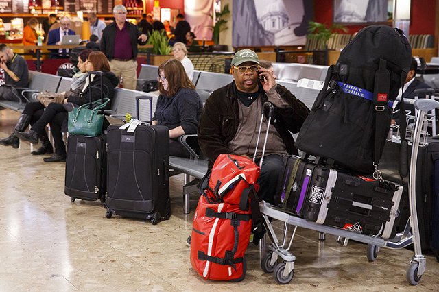 Оркестр имени Светланова под полицейским конвоем вывели из самолета в Лондоне