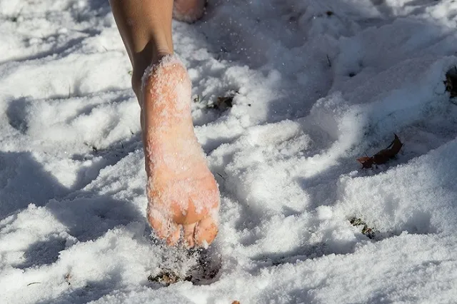 На трассе у Саратова изловили голых пьяных пенсионеров, изгонявших бесов