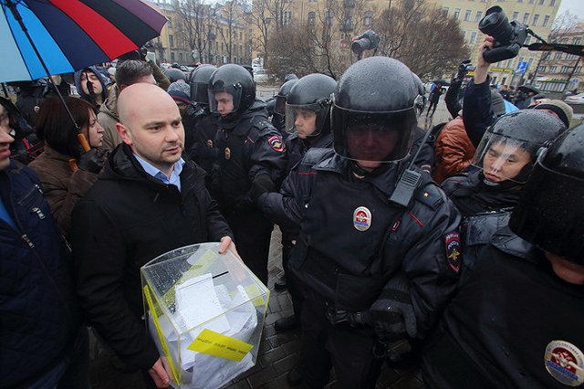 Бойца Росгвардии ударили ножом в спину во время акции в Петербурге