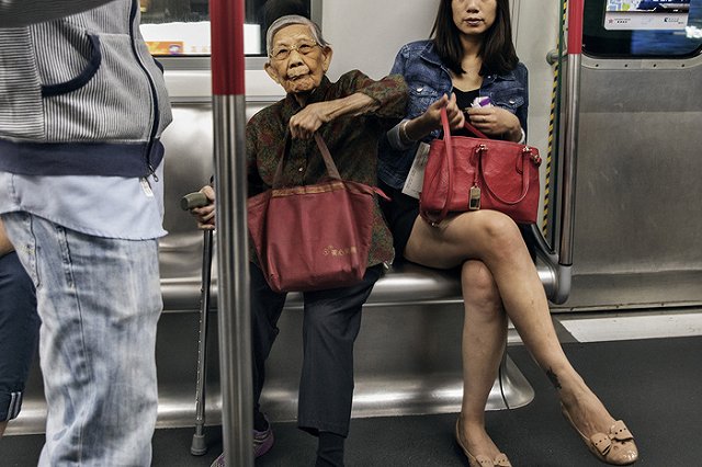Ученые запретили уступать место пожилым в транспорте