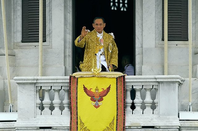 Тайланд простился с королем, скончавшимся год назад