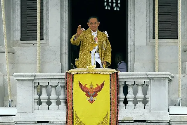 Тайланд простился с королем, скончавшимся год назад