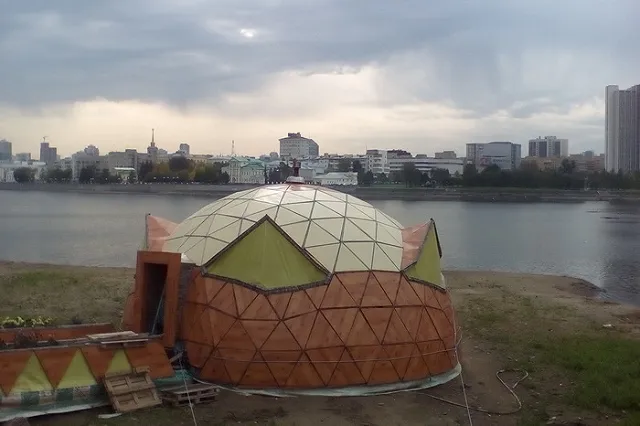 Приставы предложили минприроды самому снести полусферу на Городском пруду