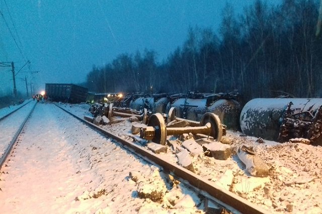 На СвЖД с рельсов сошел состав, перевозивший военную технику