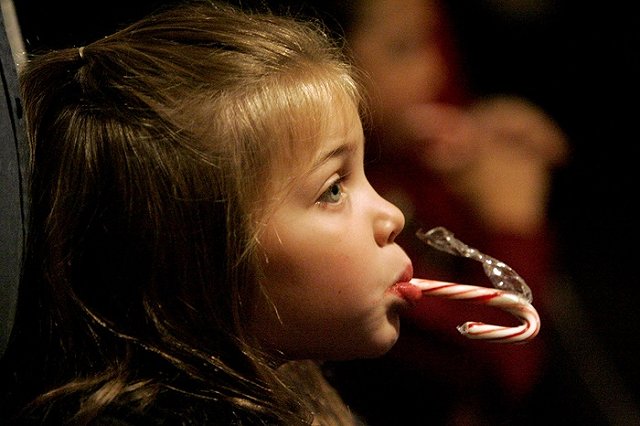 Новогодняя музыка заставляет нас тратить больше