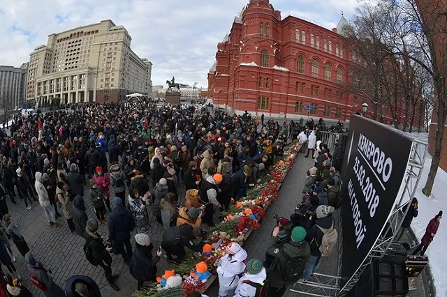 Потерявший семью в «Зимней вишне» кемеровчанин злит россиян своими фото из США