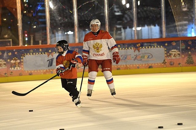 Школьник из Каменска-Уральского на Новый год получил гитару от Владимира Путина