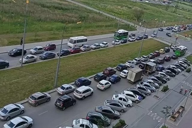 «Будем вякать, всё перекроют»: жители Солнечного пожаловались на парковку