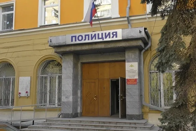 Четверо «дровосеков» срубили ель на набережной в Челябинске (ФОТО)