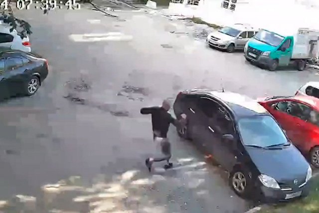 В Екатеринбурге неадекватный прохожий ногой выбил стекло у припаркованной машины