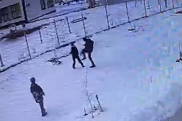 В Академическом мужчина с собакой напал на школьников