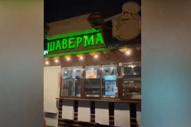 В шаурмячной Екатеринбурга заметили крысу, уминавшую выпечку