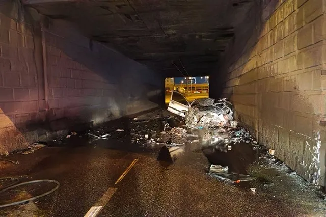 Водитель погиб в Екатеринбурге, врезавшись в опору моста на проспекте Космонавтов