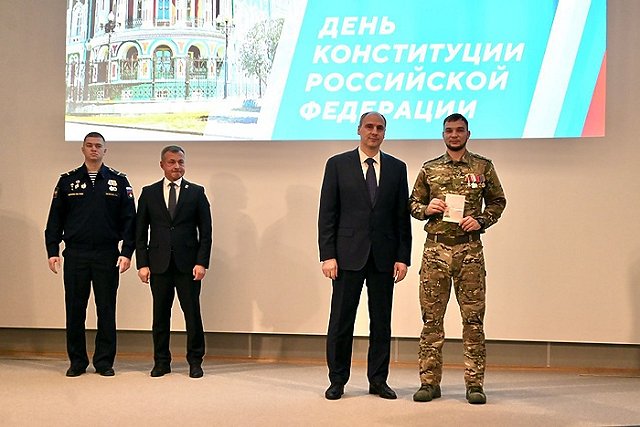 В Екатеринбурге вручили паспорт гражданина России участнику СВО из Латвии