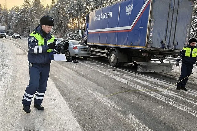 Один человек погиб: на Серовском тракте автомобиль с вахтовиками вылетел на встречку