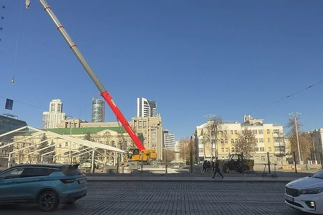 В центре Екатеринбурга начали монтировать каток и ёлки