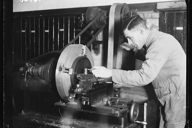 Турагент, переводчик, художник: топ-10 «мертвых» профессий