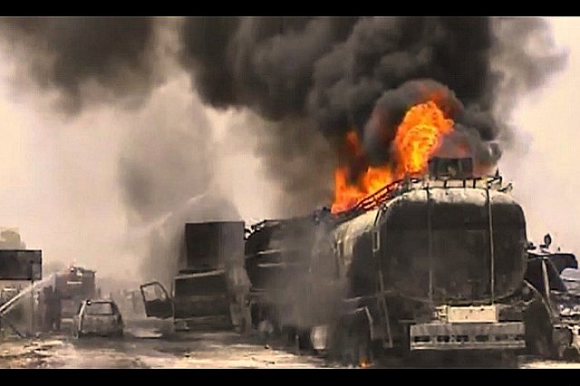 В Пакистане 148 человек сгорели возле бензовоза. Возможно из-за курильщиков