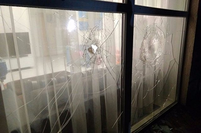«Это похоже на 90-е». В Арамили обстреляли квартиру безнесмена