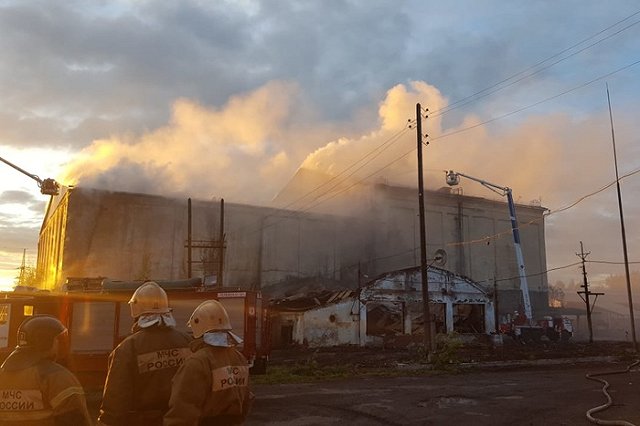 Тагильчанам рекомендуют не открывать окна из-за пожара на хладокомбинате
