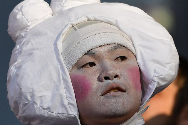 Японцы и в Екатеринбурге убирали за собой мусор с трибун после матча