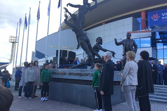 В Екатеринбурге появилась скульптурная композиция «Уралочке посвящается»