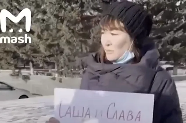 Женщина пытается оправдать парней, которых сама же обвинила в изнасиловании своей дочери