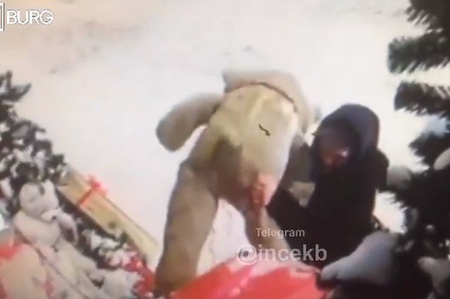 В Екатеринбурге вор ради плюшевой игрушки разрушил новогоднюю дизайн-композицию
