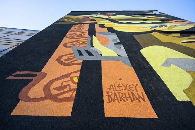 В центре Екатеринбурга появился 16-метровый Геракл